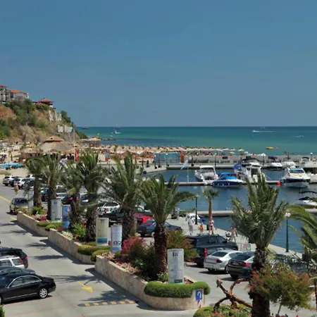 Breeze Apartment Complex 4*